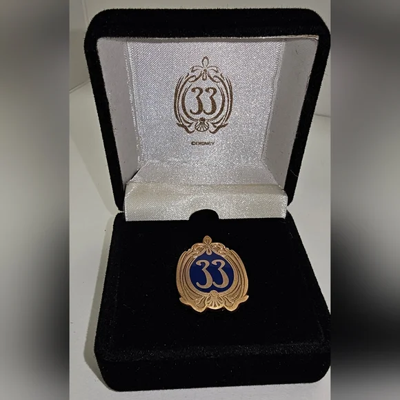 Disney Gold and Blue Club 33 Pin - Picture 6 of 7